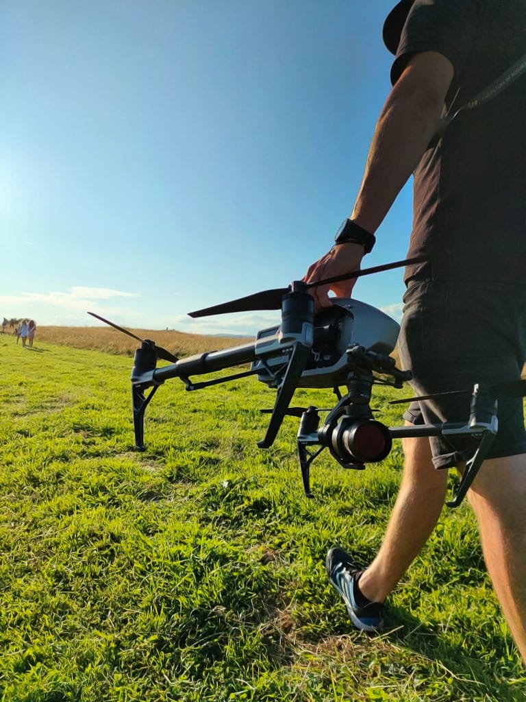 Drone porteur de caméra cinéma posé dans l'herbe