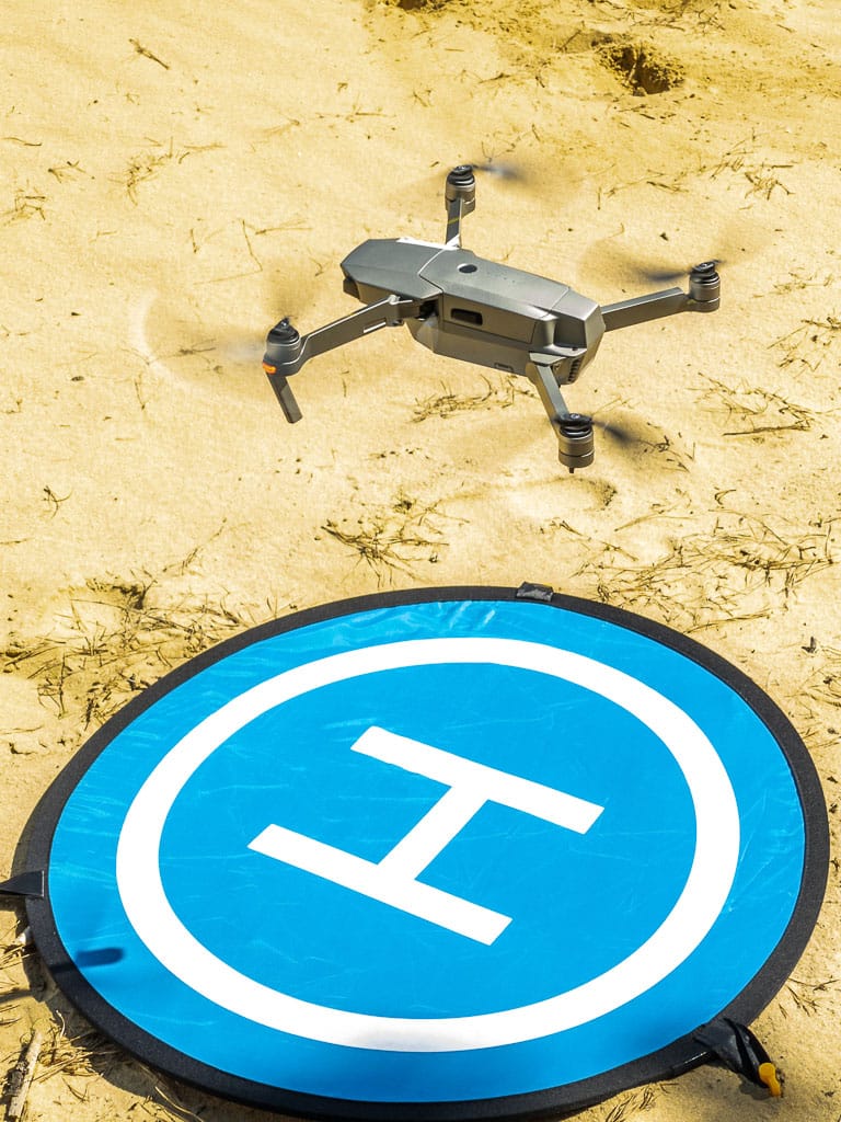 Drone professionnel posé sur une aire de décollage