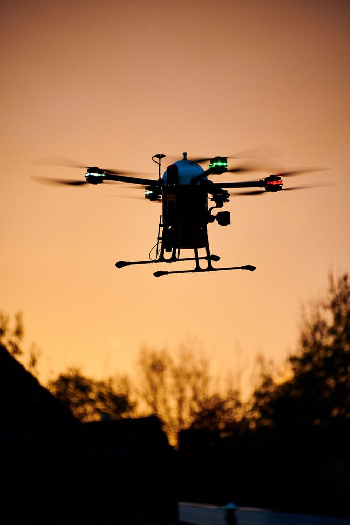 Silhouette d'un drone professionnel au coucher du soleil