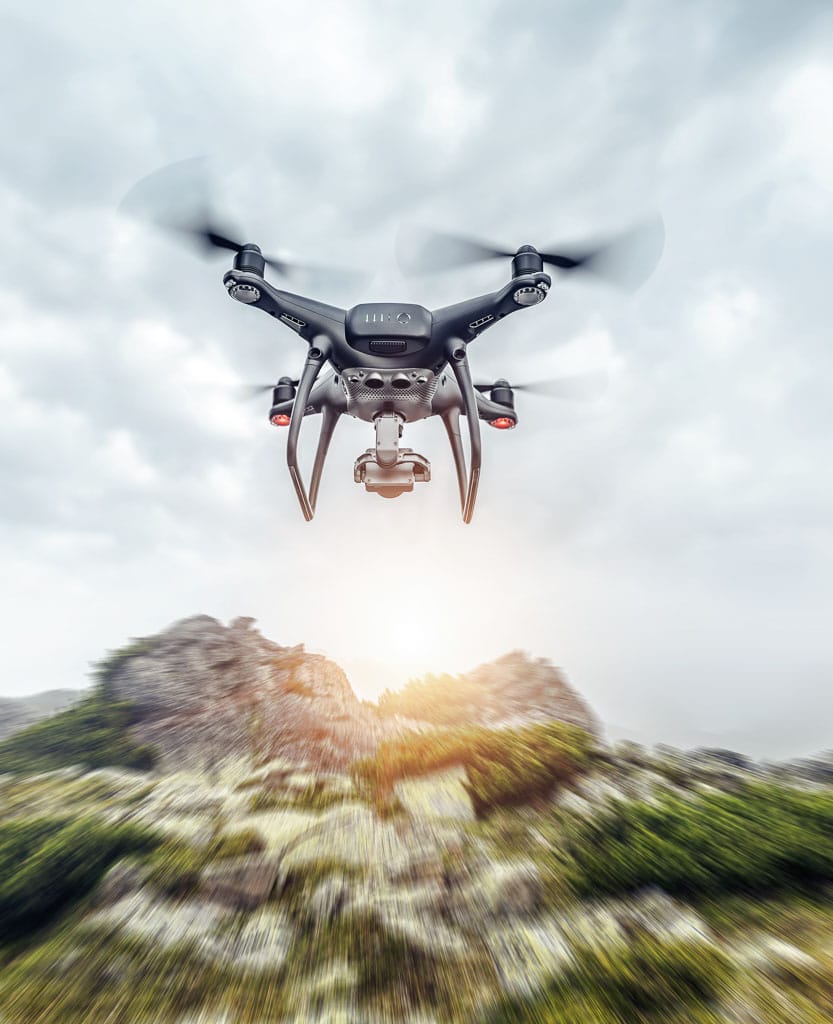 Drone en vol au-dessus d'un paysage naturel